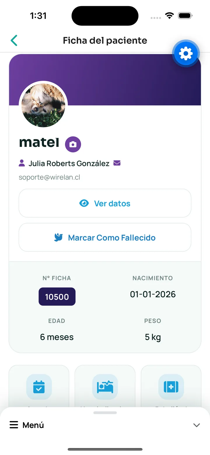 Ficha clínica de una mascota en la app WireVet Tutores con su historial médico