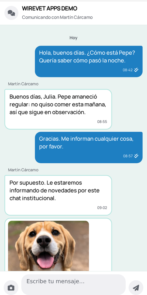 Chat institucional de la app WireVet Tutores: la tutora pregunta por su mascota hospitalizada y la clínica le responde con el estado del paciente y una foto
