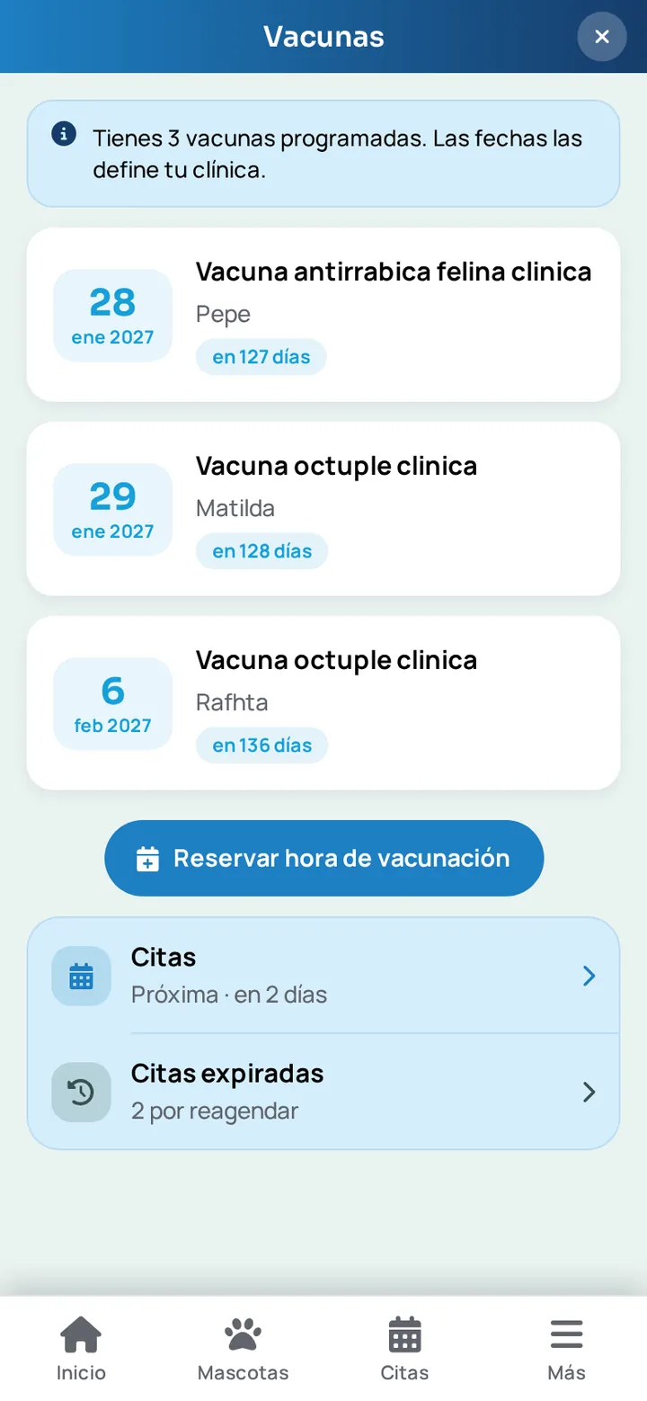 Pantalla de vacunas de la app WireVet Tutores con las dosis por vencer y vencidas de cada mascota