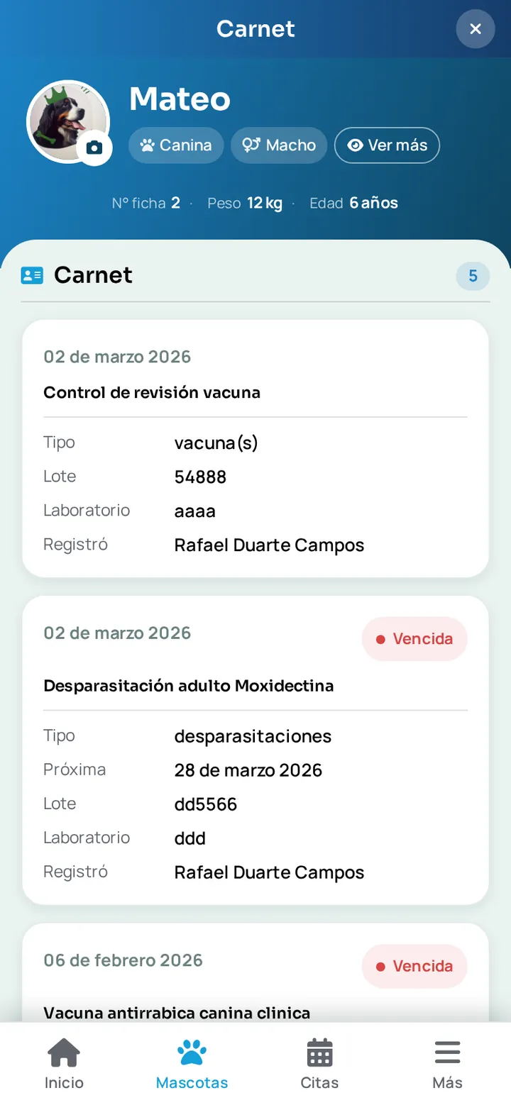 Carnet de vacunas y desparasitaciones de una mascota en la app WireVet Tutores, con la fecha de cada dosis y la próxima