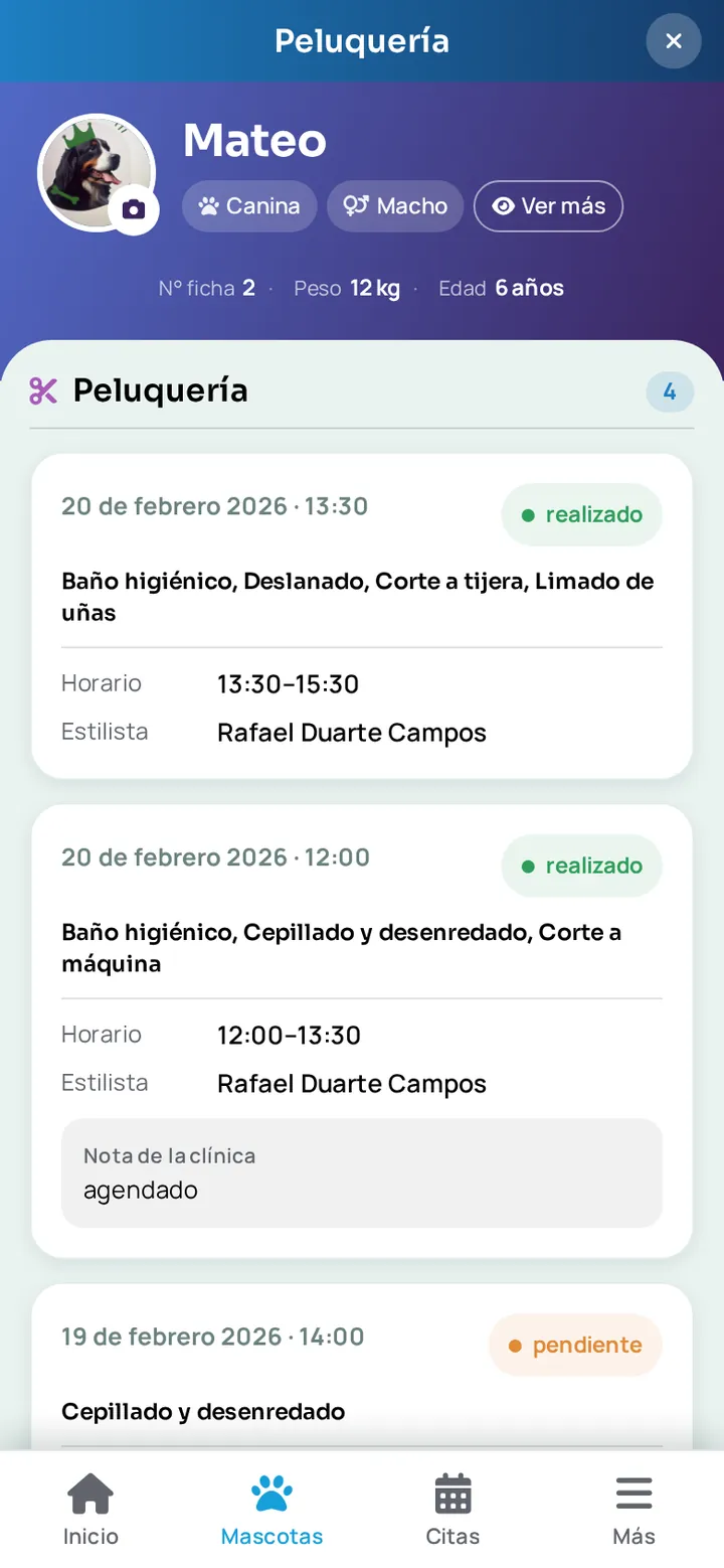 Historial de peluquería de una mascota en la app WireVet Tutores, con los baños y cortes y sus fotos de antes y después