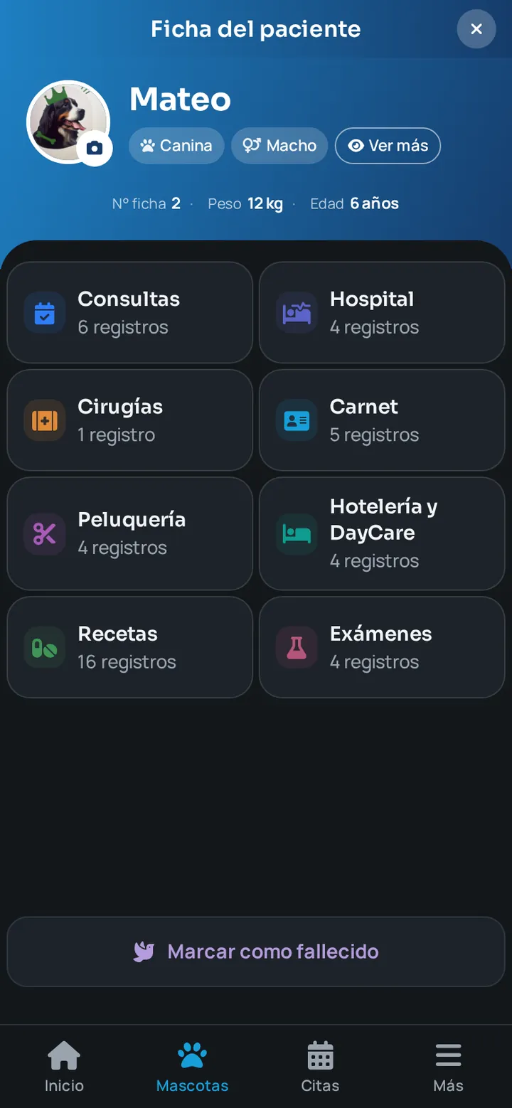 Ficha clínica de una mascota en la app WireVet Tutores en modo noche