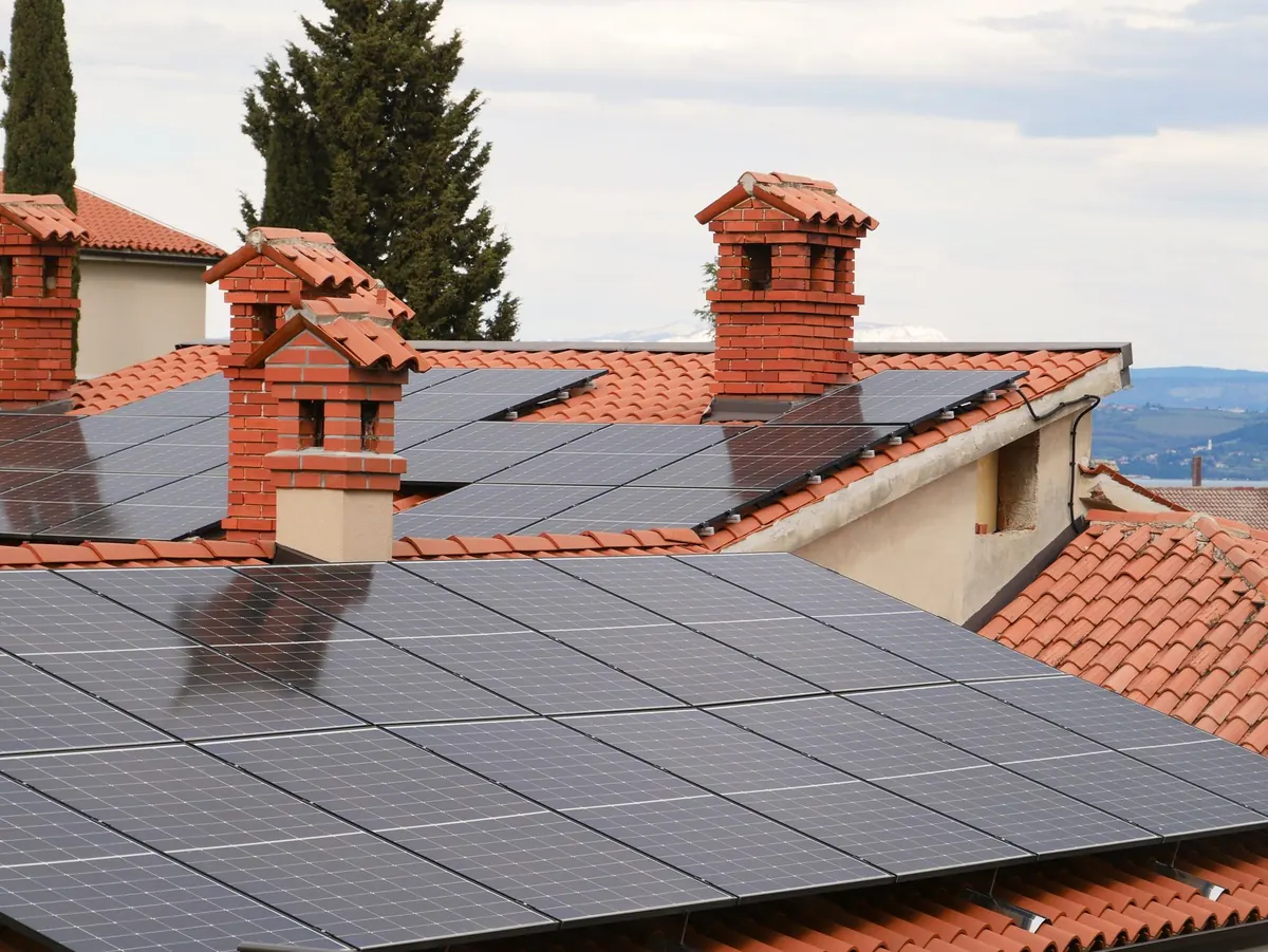 Paneles solares instalados sobre un techo bajo cielo despejado