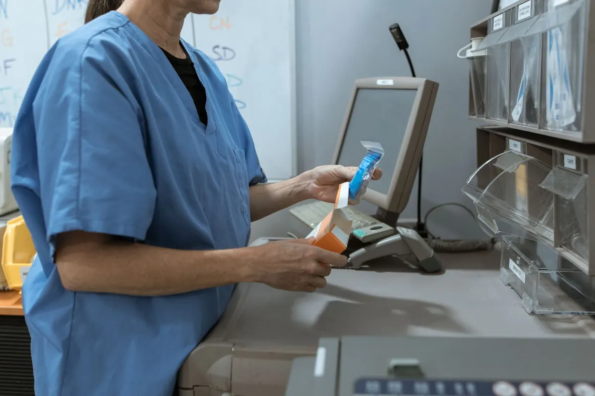 Médica veterinaria preparando la dosis de un medicamento con jeringa en la clínica