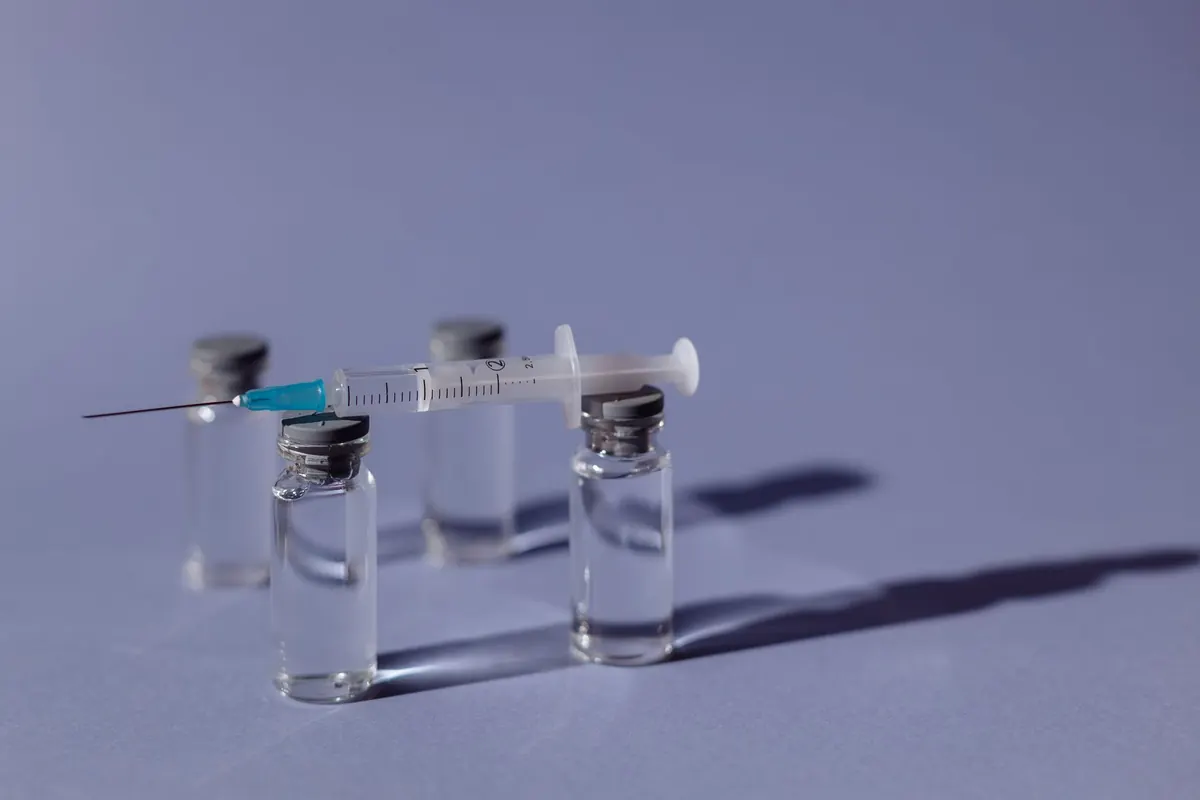 Médico veterinario preparando un medicamento inyectable en la clínica