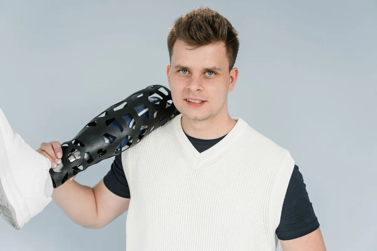 Prótesis de mascota fabricada con impresión 3D sobre una mesa de clínica veterinaria