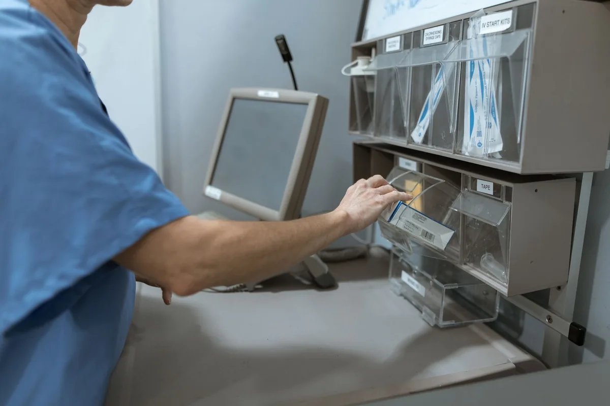 Contenedores de residuos clínicos segregados en una clínica veterinaria