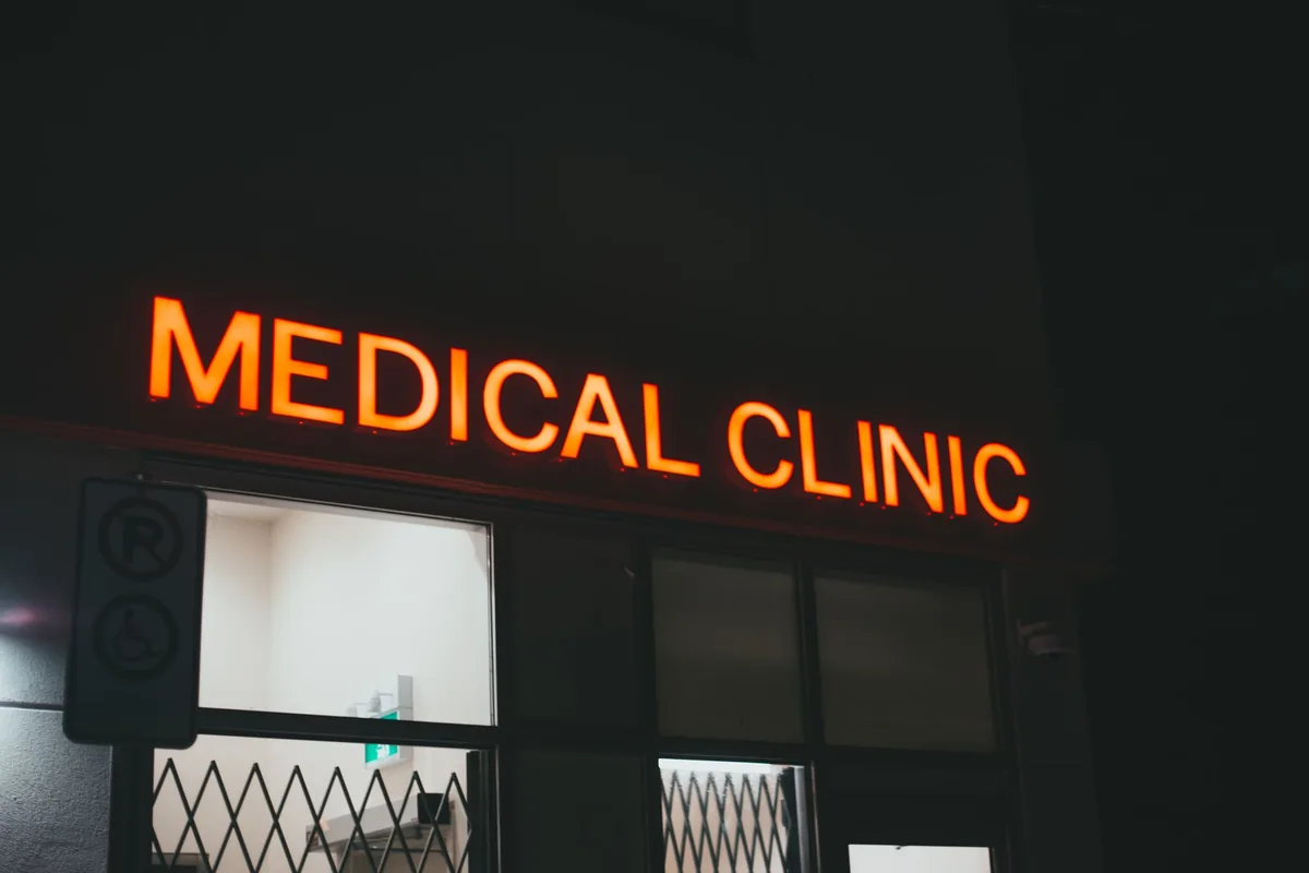 Fachada y recepción de una clínica veterinaria con su nombre y logo visibles