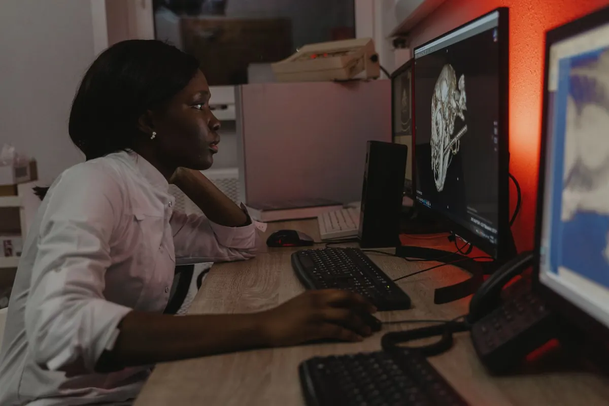 Profesional revisando una reconstrucción 3D de cráneo obtenida por tomografía computada