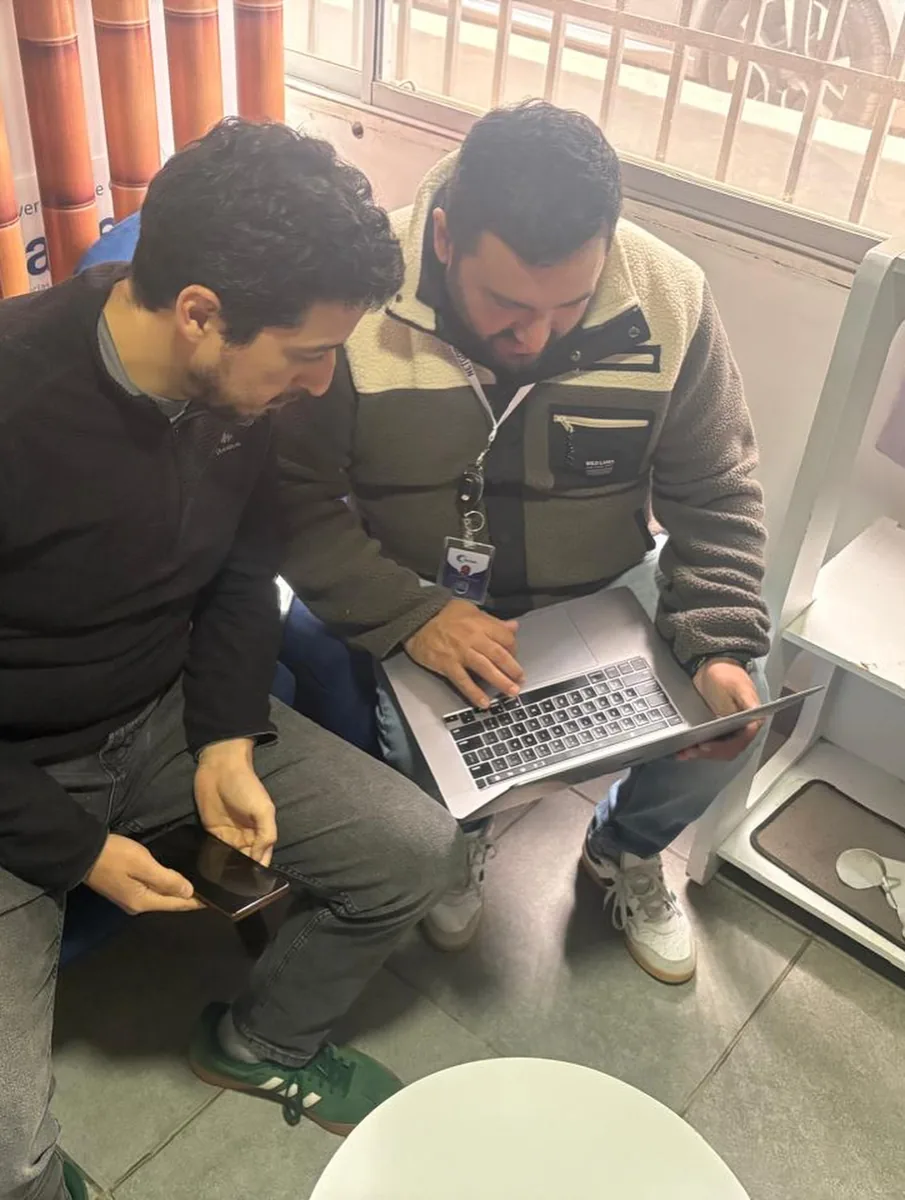Capacitación en terreno del equipo de la Red de Atención Veterinaria en el uso de Wirevet, con notebook y celular