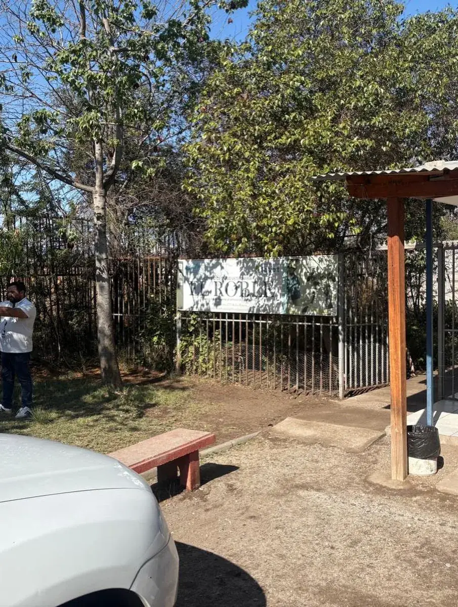 Acceso del Centro de Salud Veterinaria El Roble, de la Red de Atención Veterinaria de FAVET, en La Pintana