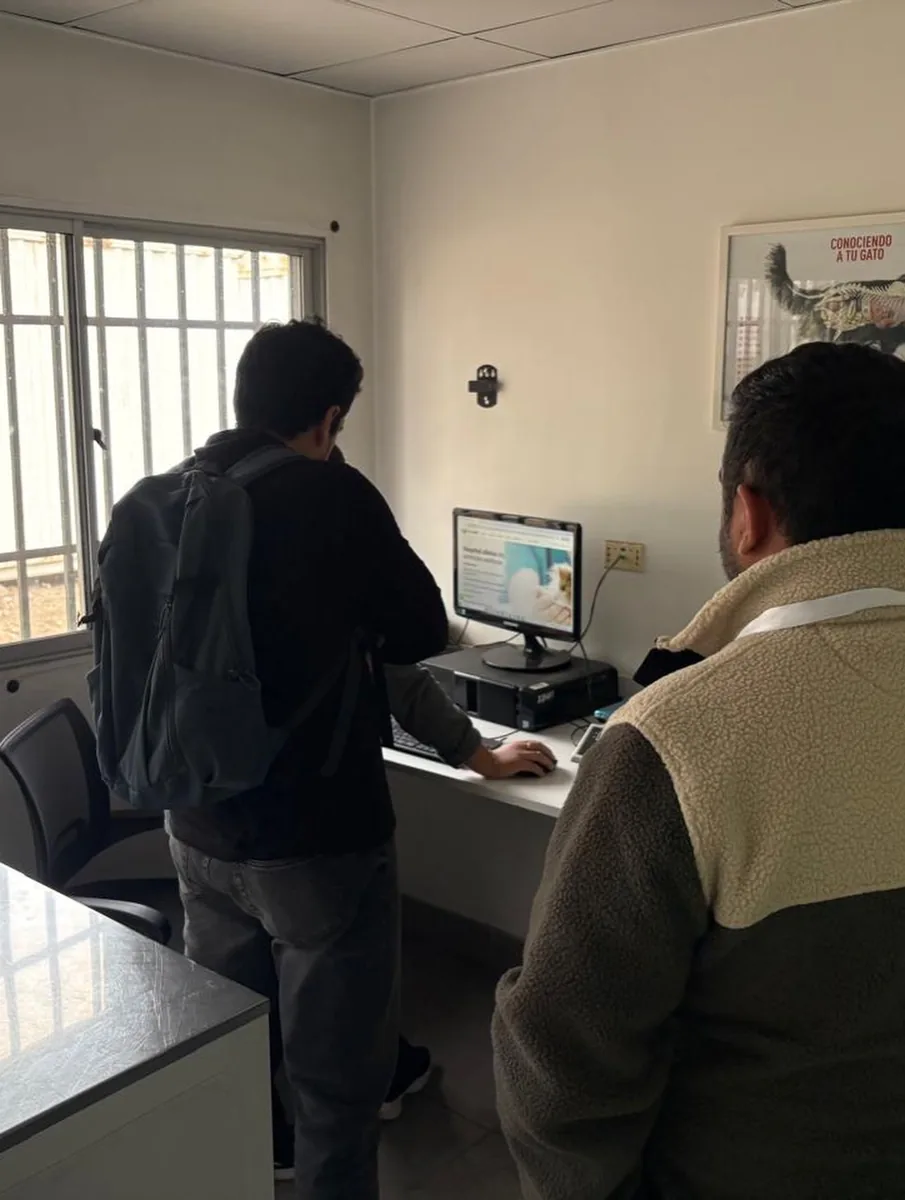 Puesta en marcha de Wirevet en el computador de la clínica junto al equipo del centro