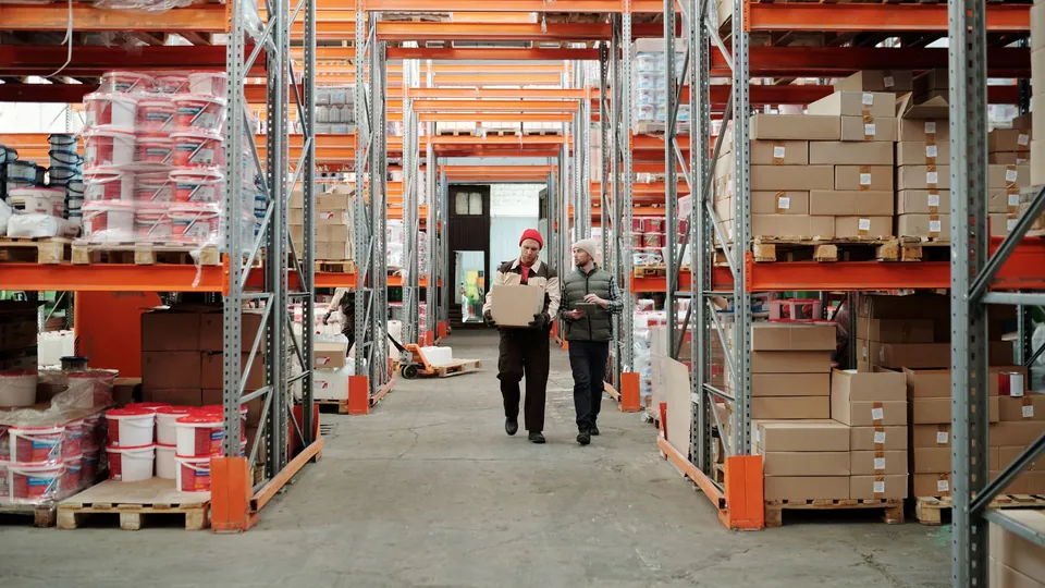 Bodega con estanterías y cajas de inventario