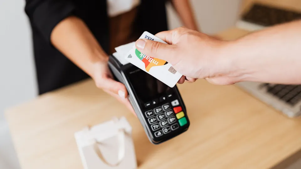 Cliente pagando con tarjeta en un terminal de punto de venta