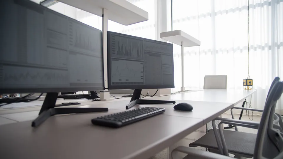 Puesto de trabajo con monitores en una oficina moderna