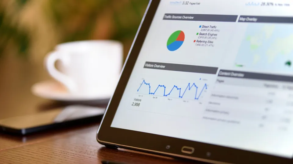 Tablero de indicadores de la clínica con gráficos de ventas y pacientes en una tablet