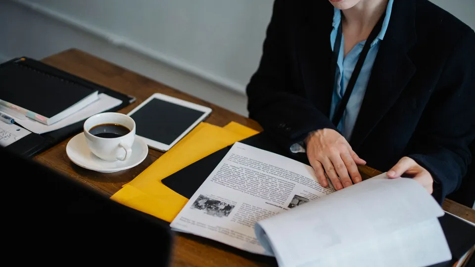 Profesional revisando documentos y facturación en una oficina