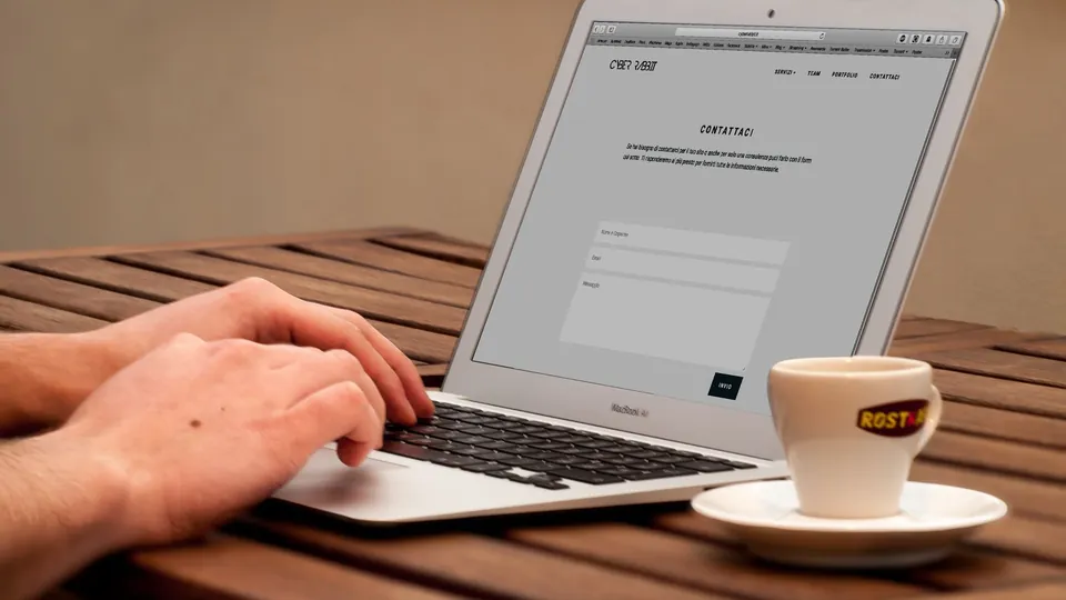 Diseño de un sitio web en la pantalla de un notebook