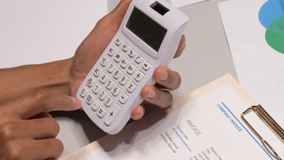 Calculadora y documentos de presupuesto sobre un escritorio