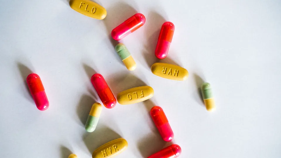 Medicamentos y cápsulas sobre una superficie clara