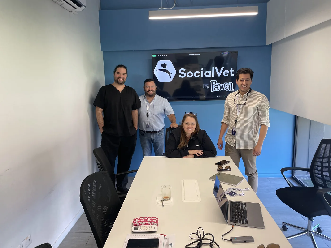 Reunión de trabajo en la Clínica SocialVet by Pawal: el equipo de la clínica junto a Rick Stevens Osses, Gerente Comercial, y Sebastián Labraña González, Co-Fundador y Gerente de Desarrollo de Wirelan SPA