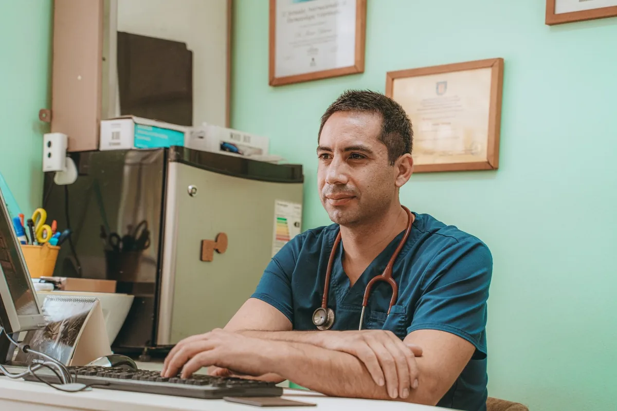 Dr. Javier Yaconi Urrutia, Director Médico Quirúrgico y cofundador de Vet Friends Veterinaria, trabajando en el computador de la clínica